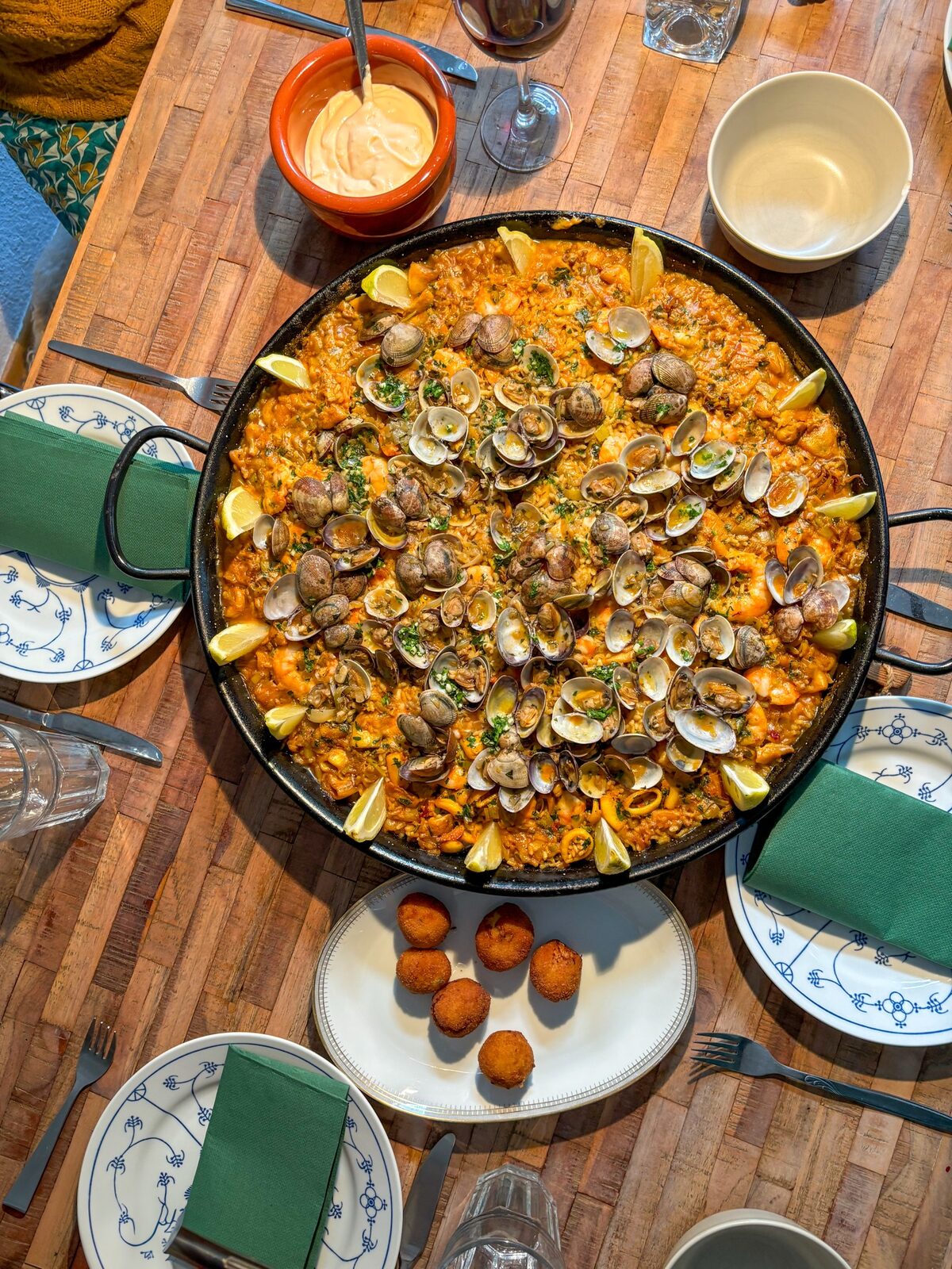 Fisch Paella mit Garnelen und Muscheln