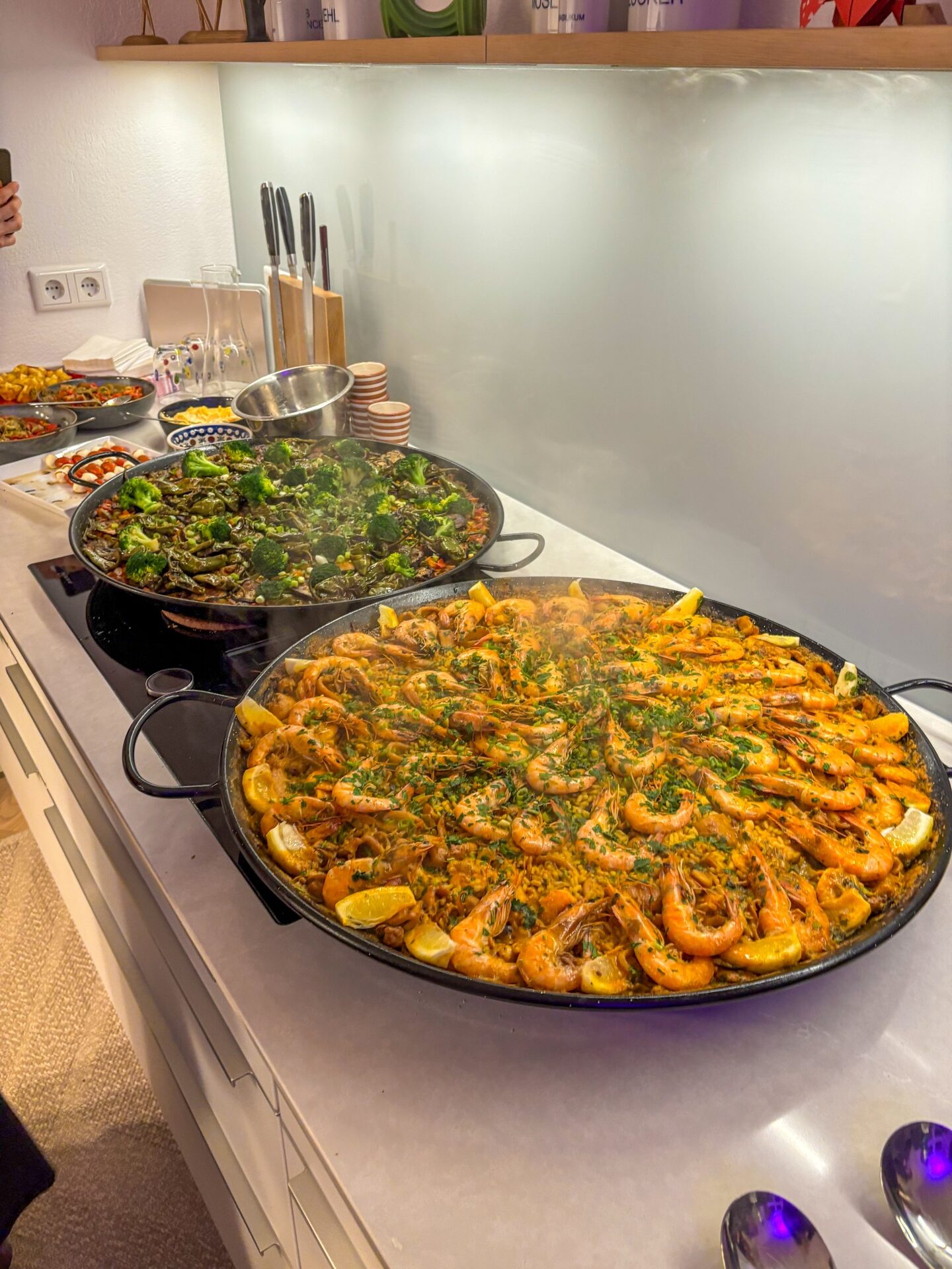 Frisch zubereitete Paellas in der Küche