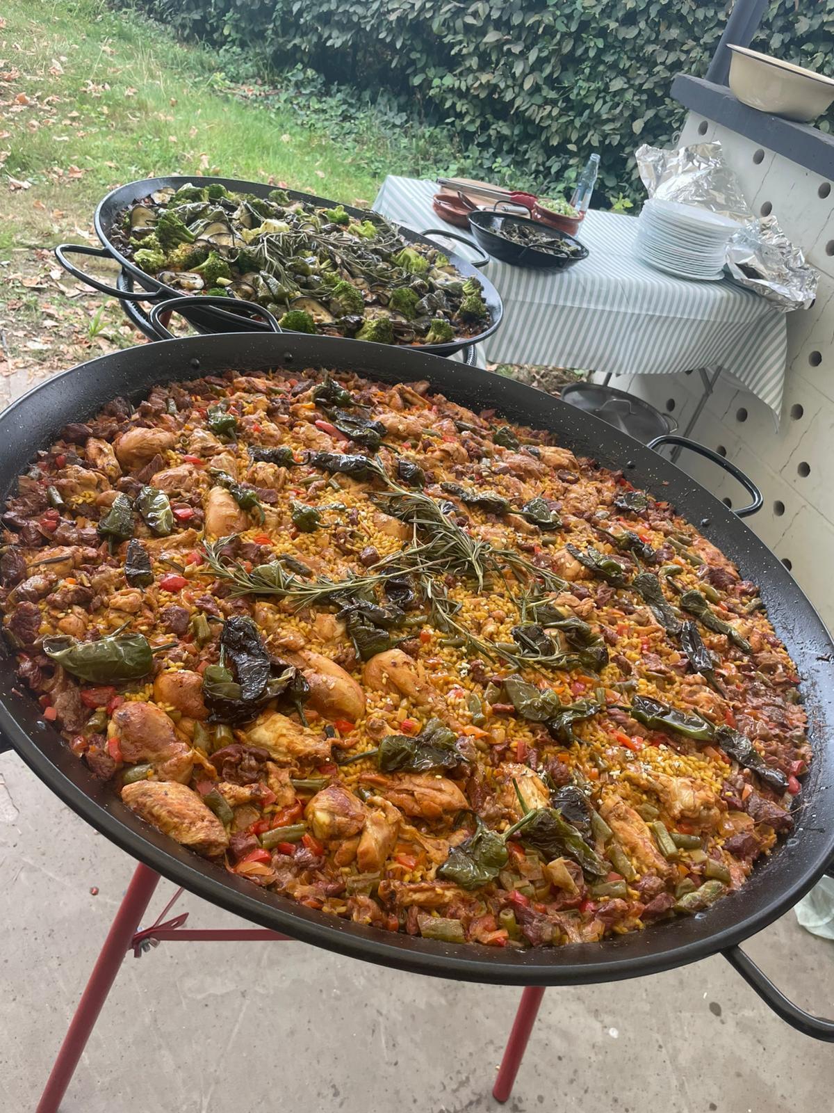 Fleisch Paella mit Hähnchen, Chorizo und Rosmarin