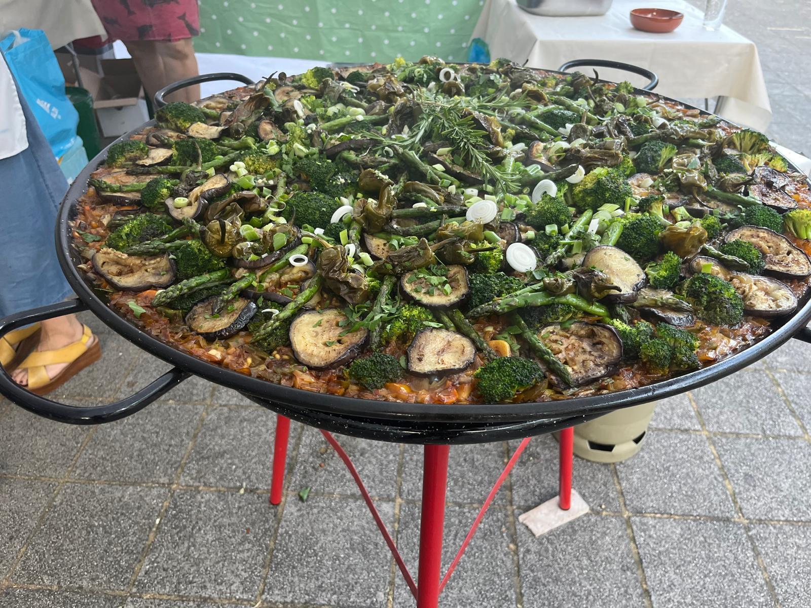 Vegane Paella mit Auberginen, Brokkoli, Spargel und Rosmarin